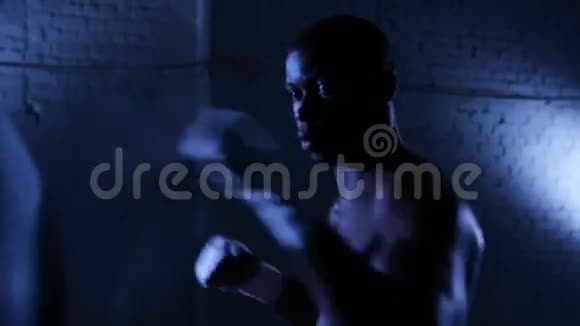 美国黑人拳击运动员在体育馆的影子拳击视频的预览图