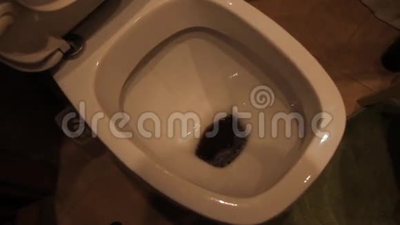 厕所冲水又旧又脏的带纸的厕所视频的预览图