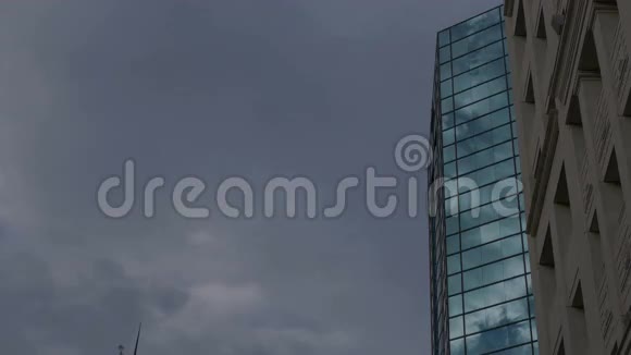云彩在建筑物的窗户上移动视频的预览图