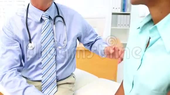 医生检查病人的咽喉腺体视频的预览图