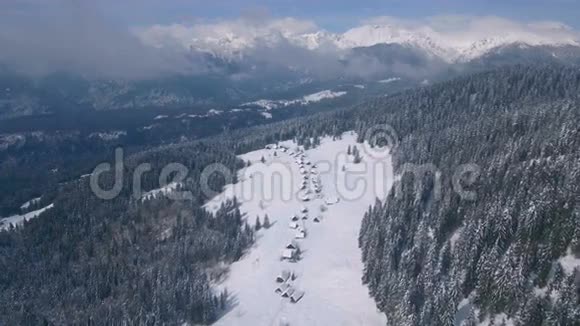 冬季的空中山居地Zajamniki山视频的预览图