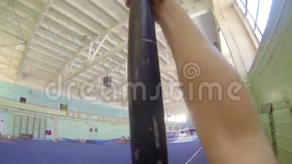 体育体操运动员在体育馆用绳子往上爬视频的预览图