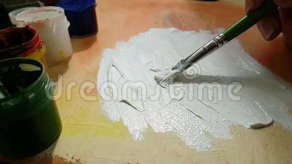 手绘颜料画笔水彩设备装饰视频的预览图