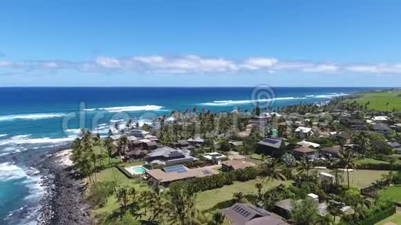 令人叹为观止的4k空中无人机相机海景热带岛屿天际线波浪撞击绿松石蓝色海水视频的预览图