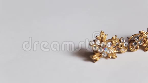 黄金耳环与钻石旋转在白色背景视频的预览图