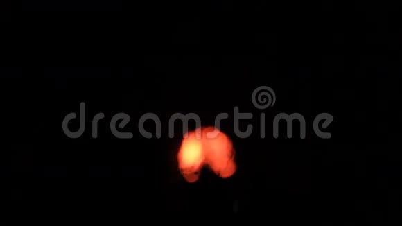白色红色绿色和橙色的烟花球从另一个开始博克视频的预览图