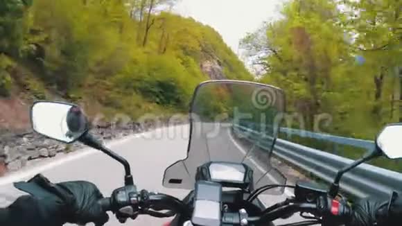骑摩托车的摩托车在意大利美丽的风景山路上骑行视频的预览图