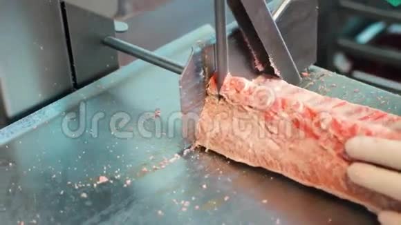 鲜冻的肉切成牛排视频的预览图