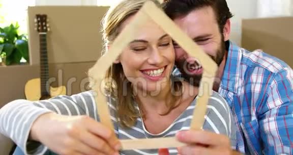 可爱的一对在木头形状后面微笑的夫妇视频的预览图