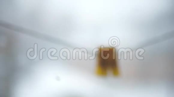 四件衣服钉在雪地里的绳子上视频的预览图