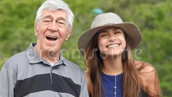 幸福的家庭爷爷和孙女视频的预览图