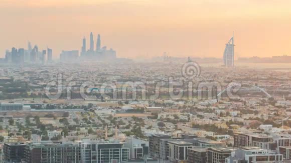 迪拜天际线与迪拜码头摩天大楼和海岸线在日落时分与七星豪华酒店在迪拜阿联酋视频的预览图