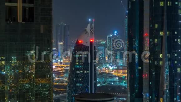 迪拜的摩天大楼在夜幕降临的时候视频的预览图