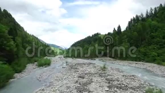 山地景观录像河绕山而行顶部视图视频的预览图
