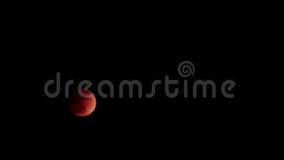 二一八年一月三十一日2018年月食总量月亮在一个镜头中移动从西伯利亚西部的领土上看视频的预览图