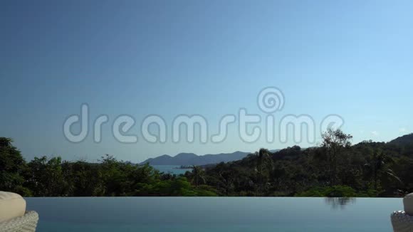 带海景的豪华无限边缘游泳池表面视频的预览图