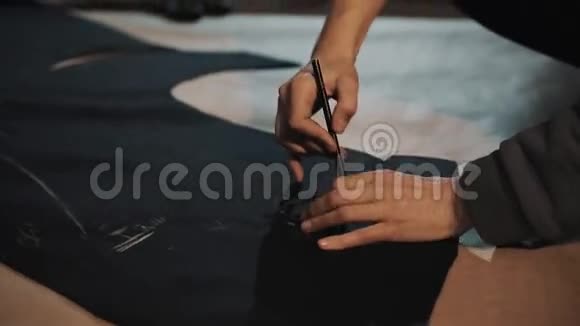 女时装设计师把设计好的一件衣服贴在Whatman纸上视频的预览图