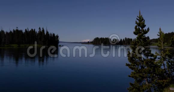 平静的河流和湖泊景观4k24fps视频的预览图