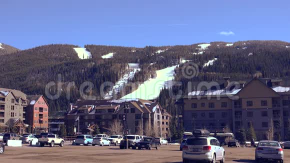 滑雪场停车场视频的预览图