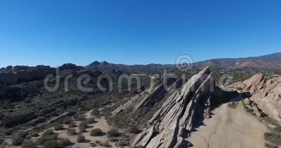 在4k24fps的VasquezRocks国家公园的空中无人机岩层视图视频的预览图