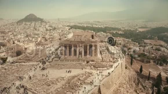 希腊雅典卫城帕台农神庙的鸟瞰图视频的预览图