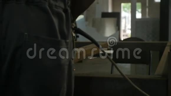工人在火花喷泉处焊接大金属形边视频的预览图