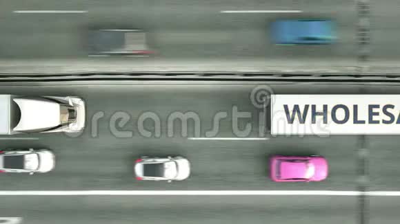 在高速公路上行驶的带有WHOLESALE文字的拖车的高空俯视图循环三维动画视频的预览图