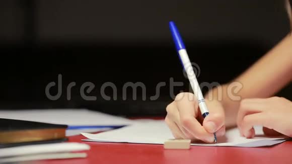 孩子们手在纸上写笔视频的预览图