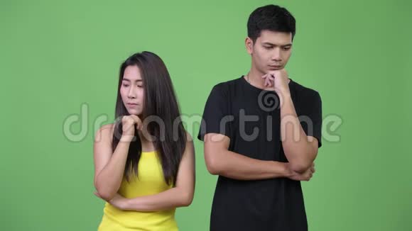 年轻悲伤的亚洲夫妇在一起思考视频的预览图
