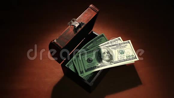 破产通货膨胀金融危机最后的钱从旧箱子里飞了出来100美元钞票艺术的黑暗背景视频的预览图