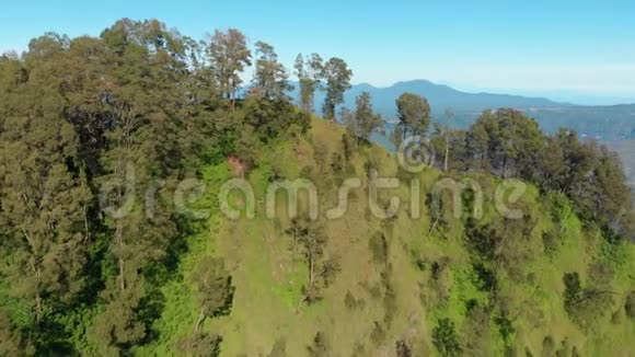 巴厘岛巴图尔火山和森林与湖泊的鸟瞰图视频的预览图