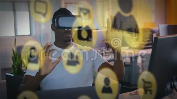 黄色图标男子戴VR耳机视频的预览图