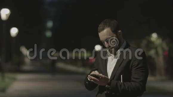 满脸胡须的商人用智能手机视频的预览图