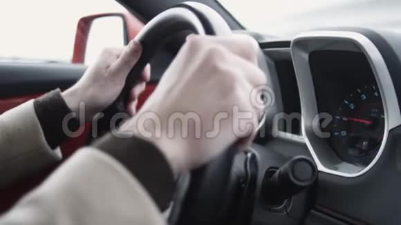 男性驾驶方向盘在晴朗的日子驾驶昂贵的汽车视频的预览图