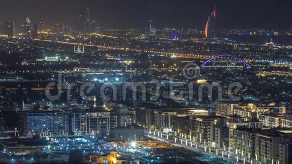 迪拜天际线与迪拜码头摩天大楼和海岸线在黄昏时分与七星豪华酒店在迪拜阿联酋视频的预览图
