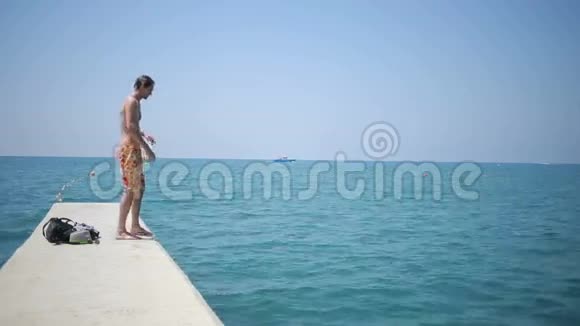 一个人掉进水里游客在海里游泳蓝色的水和波浪视频的预览图