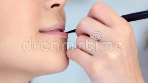专业化妆师绘制唇形模型视频的预览图