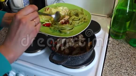 女人把准备好的菜放在盘子里意大利面生菜和鸡肉胡萝卜和核桃视频的预览图