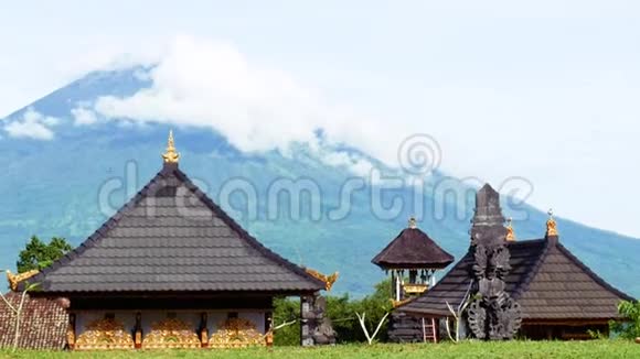 印度尼西亚巴厘的阿贡山背景下的PuraLempuyang神庙视频的预览图