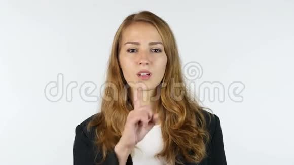 沉默女商人展示沉默手势肖像白色背景视频的预览图