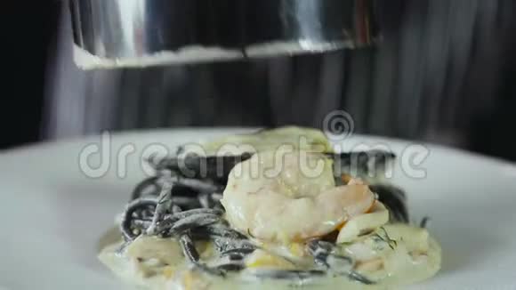 厨师把迷迭香加到海鲜里视频的预览图