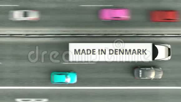 半挂车的高空俯视图带有MADE的DENMARK文本沿道路行驶丹麦商务相关视频的预览图