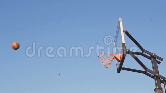 篮球飞过篮筐视频的预览图