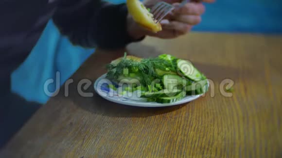 男人吃土豆加洋葱和传统的俄罗斯美食俄罗斯室内美食视频的预览图