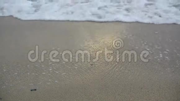 海浪在海滩特写视频的预览图