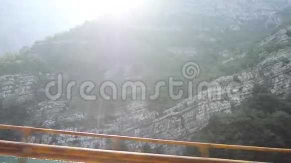 带有太阳耀斑和尼雷特瓦河的迪纳里克阿尔卑斯山景观视频的预览图