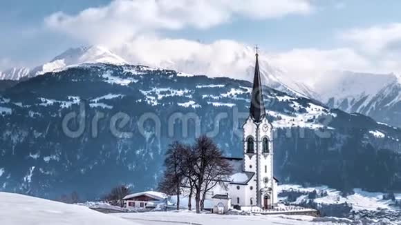 冬季教堂瑞士山脉缩小时间视频的预览图