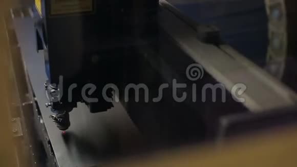 自动化机器设备在室内工厂特写时切割金属视频的预览图