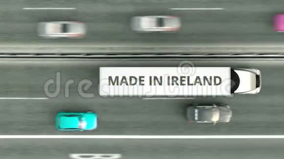 半挂车的高空俯视图用MADE在爱尔兰文字沿道路行驶土耳其商务相关视频的预览图
