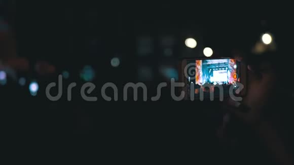 音乐音乐会上的人们在智能手机上录制视频视频的预览图